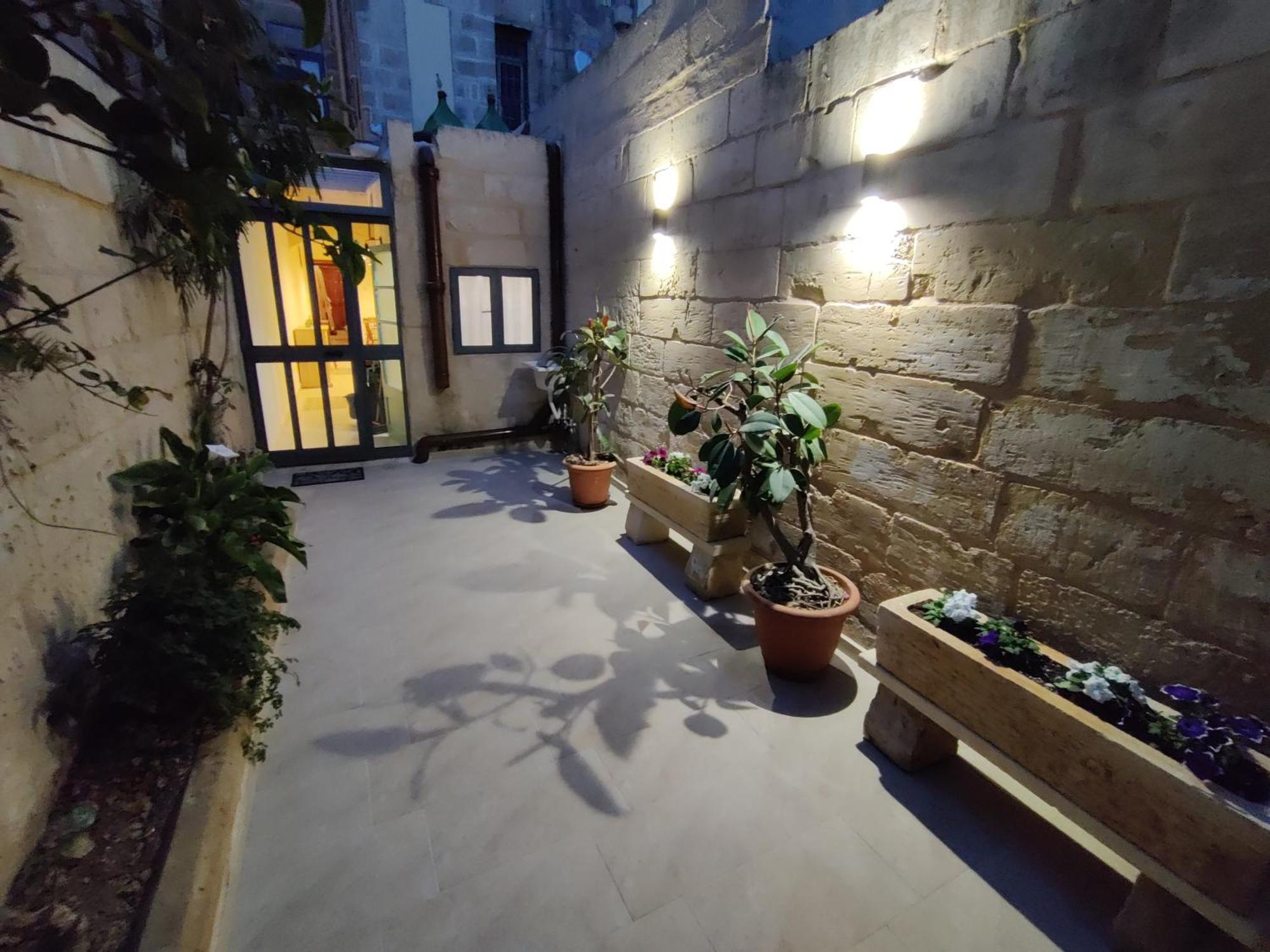 Peaceful Traditional Maltese Townhouse Luqa Bagian luar foto