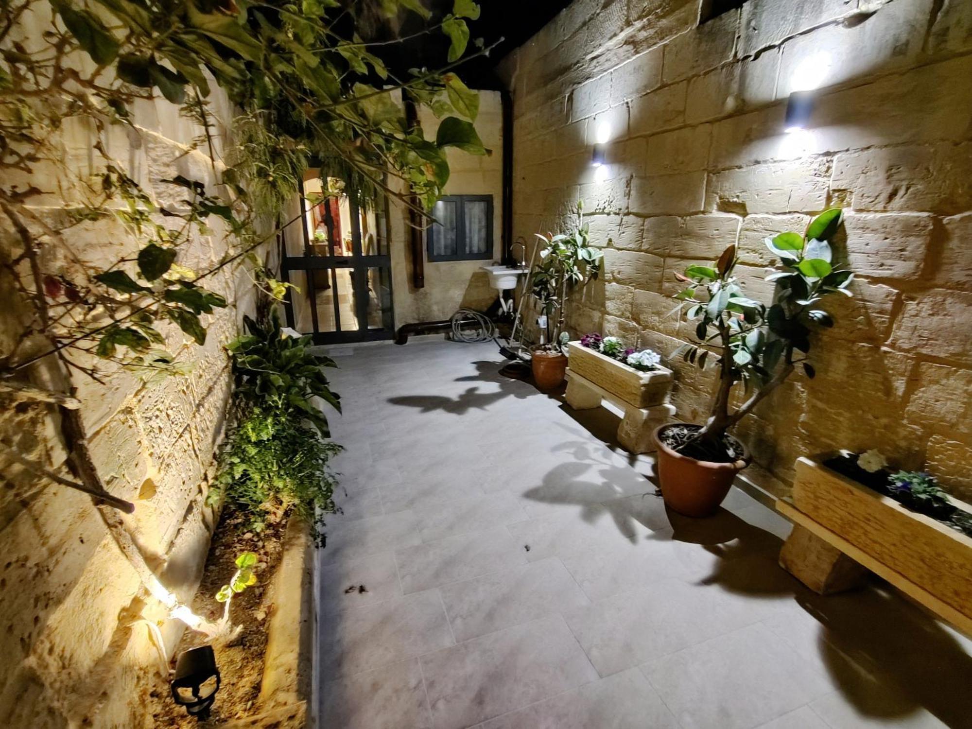 Peaceful Traditional Maltese Townhouse Luqa Bagian luar foto